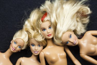 Barbie bebek siyah arka plan üzerine