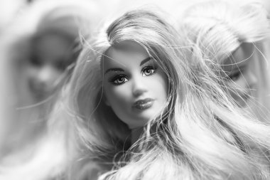 siyah-beyaz barbie bebek