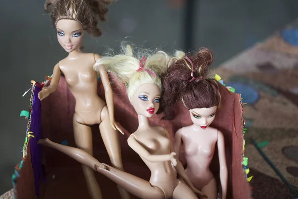 Barbies im Karton — Stockfoto