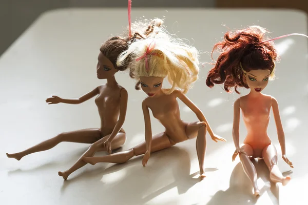 Muñecas Barbie en mesa de vidrio — Foto de Stock