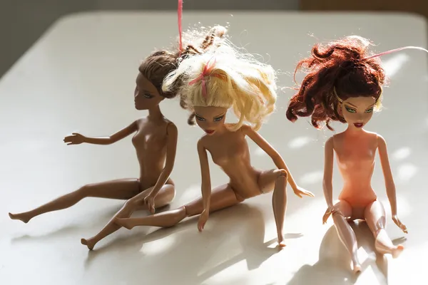 Barbie bebek üzerinde cam masa