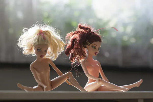 Muñecas Barbie en la mesa — Foto de Stock