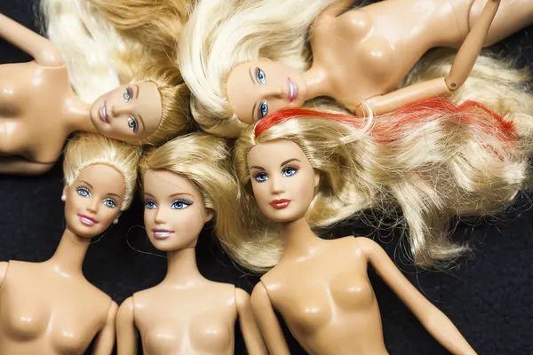 Barbie Bonecas Fundo Preto — Fotografia de Stock