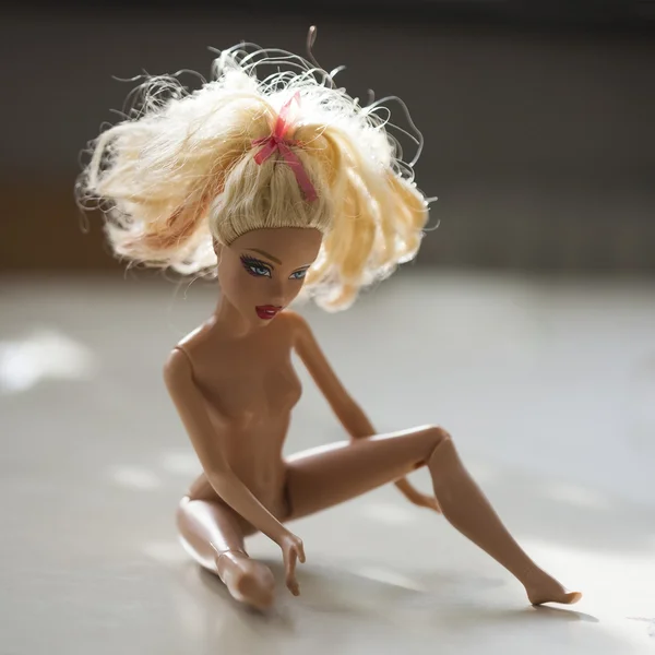 Barbie auf dem Tisch Stockbild