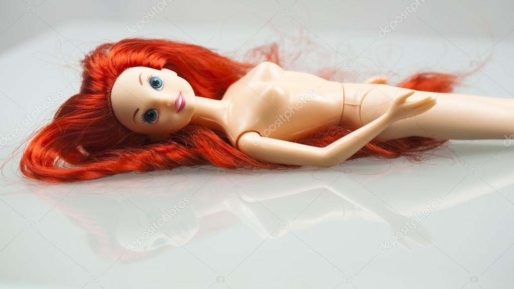 Barbie con pelo rojo en la mesa de cristal — Foto editorial de