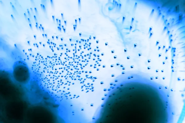 Абстрактные подводные игры с пузырями и светом — стоковое фото