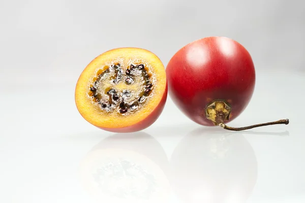 Mitades de fruta de tamarillo —  Fotos de Stock