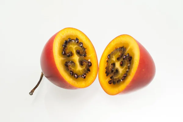 Połówki owocu Cyfomandra grubolistna — Zdjęcie stockowe