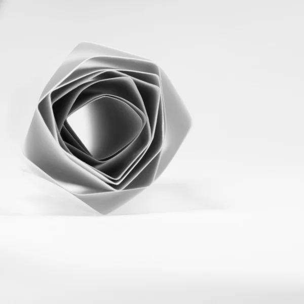 Papel preto e branco rolando — Fotografia de Stock