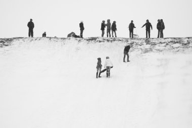 çocuklar tepe aşağı kayar