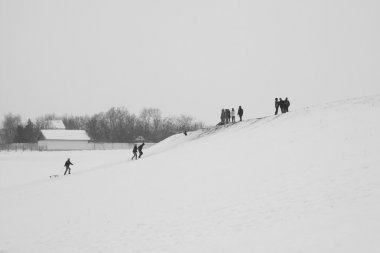 çocuklar tepe aşağı kayar