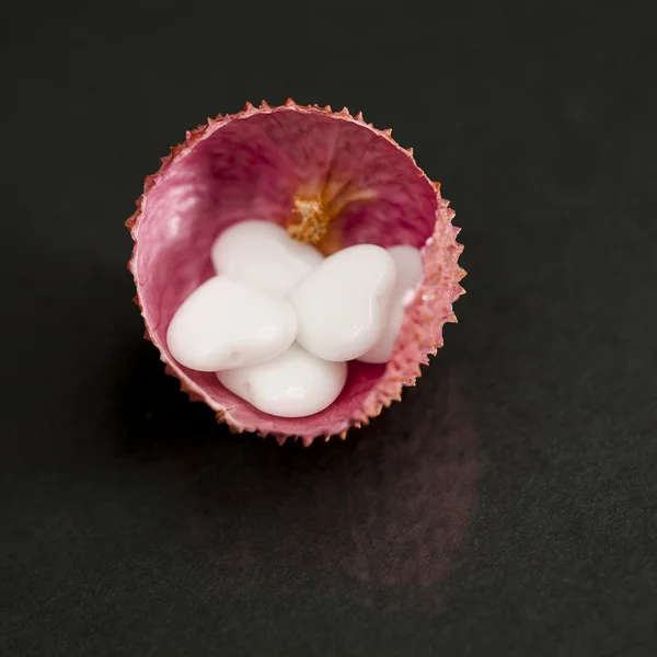 Cáscara de Litchi con ágata en forma de corazón —  Fotos de Stock