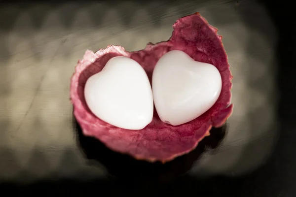 Litchi peel with heart shaped agate — Stock Photo, Image