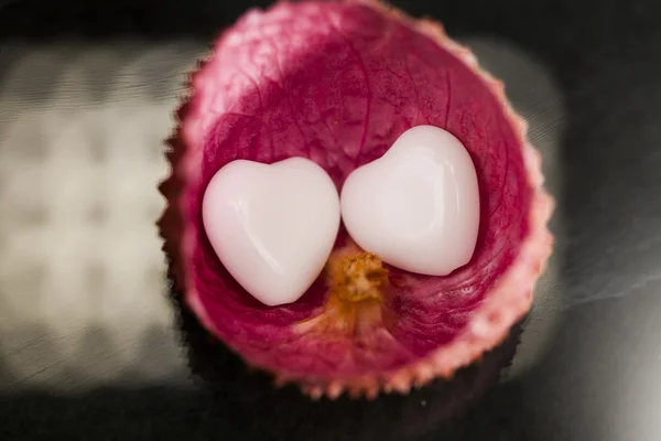 Litchi peel with heart shaped agate — Stock Photo, Image