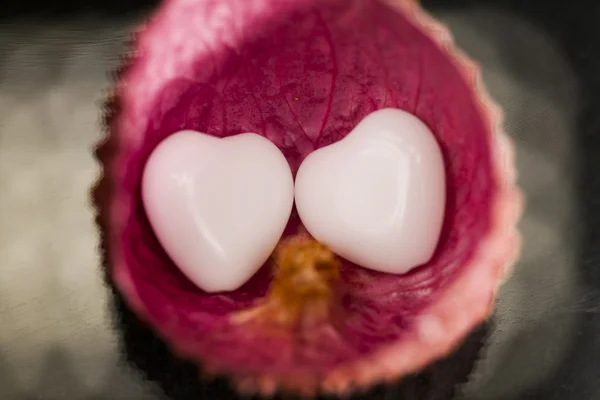 Litchi peel with heart shaped agate — Stock Photo, Image