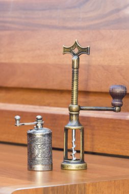 Metalik karabiber değirmeni ve bakır tirbuşon kompozisyonu