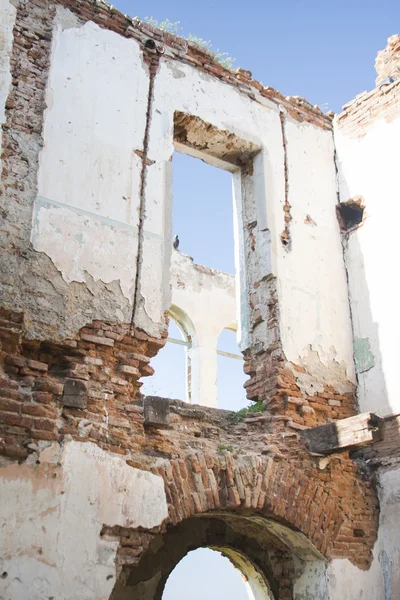 Ruined house walls with blue sky — Stock Photo, Image