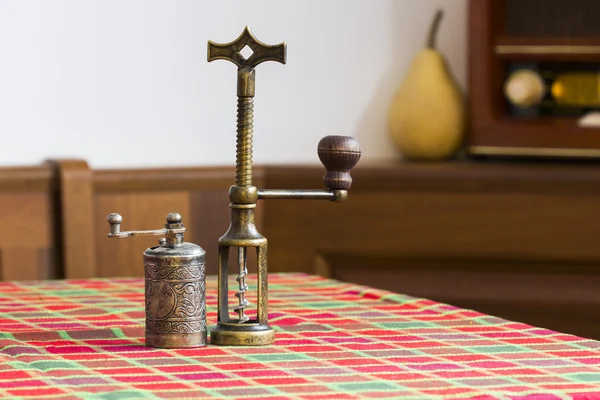 Komposition med metalliskt peppar kvarn och koppar corkscrew — Stockfoto