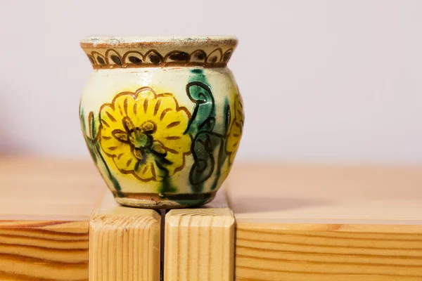 Um vaso colorido na mesa de madeira — Fotografia de Stock