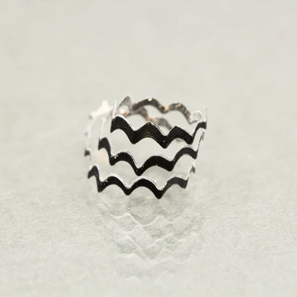 Anillos de metal en zigzag — Foto de Stock