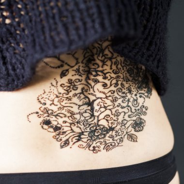 Arkadaki kına dövmesi olan kadın