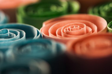 renkli kağıt spiraller resmi