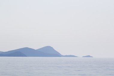 su ve mount athos ile arka planda manzara