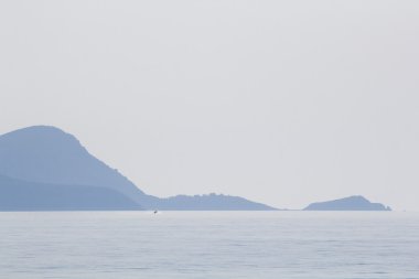 su ve mount athos ile arka planda manzara