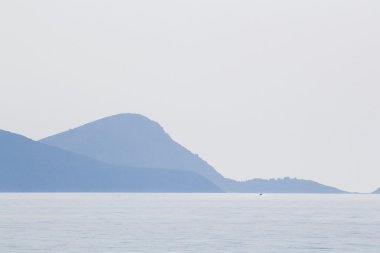 su ve mount athos ile arka planda manzara
