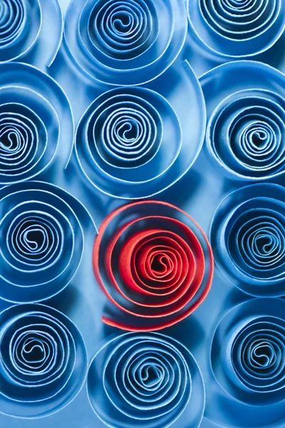Imagem de espirais de papel azul e vermelho sobre fundo de papel — Fotografia de Stock