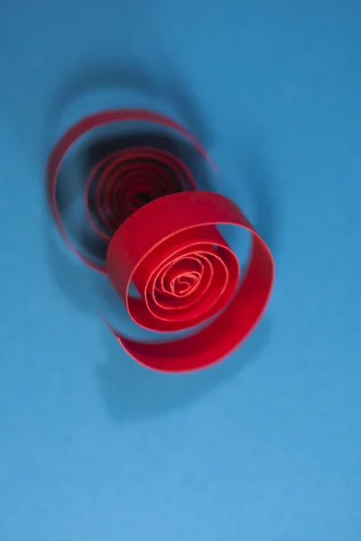 Imagem de espirais de papel azul e vermelho sobre fundo de papel — Fotografia de Stock