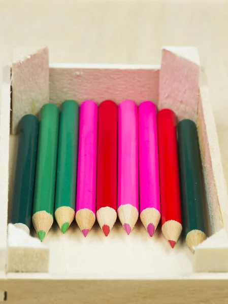 Χρωματιστά μολύβια σε ένα ξύλινο κουτί — Φωτογραφία Αρχείου