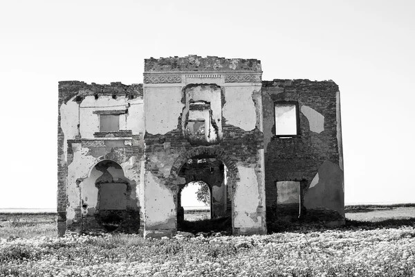 Black and white ruined house — Stock Photo, Image