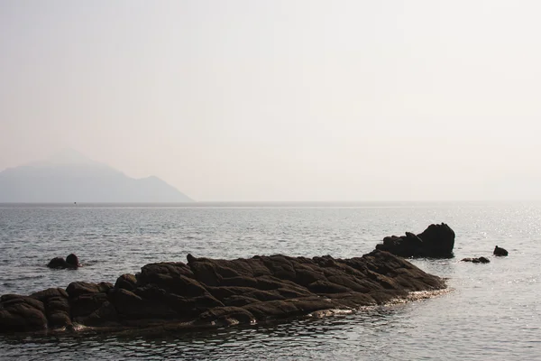 Paesaggio con acqua e rocce — Foto Stock