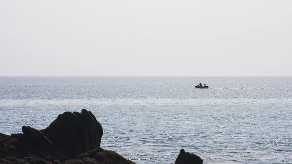 Люди в надувной лодке на море — стоковое фото