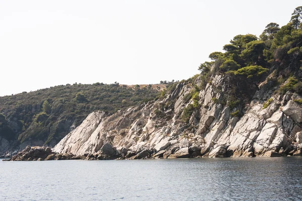 Landschap met water, rotsen en land - Egeïsche zee — Stockfoto