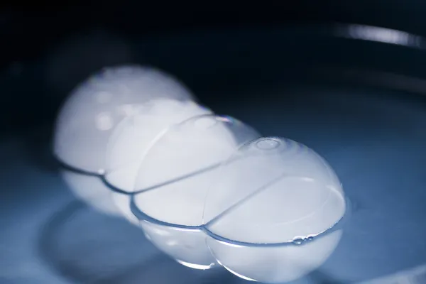 Grandes burbujas de jabón en una superficie de agua con humo en el interior —  Fotos de Stock