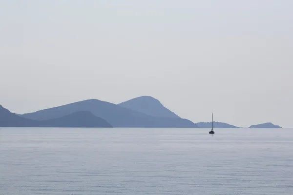 Paisaje con agua y Monte Athos en el fondo — Foto de Stock
