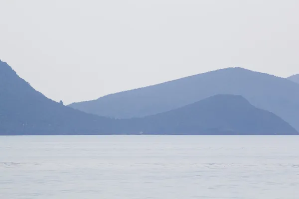 Su ve mount athos ile arka planda manzara — Stok fotoğraf