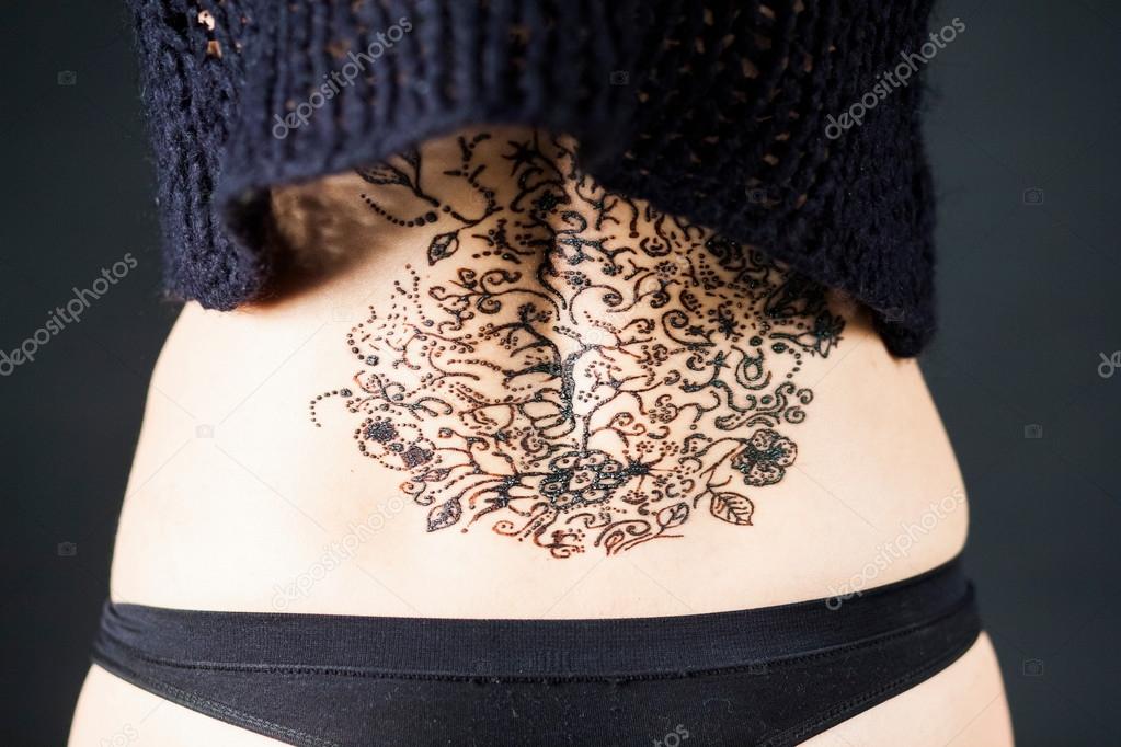 Femme Avec Le Tatouage Au Henné Sur Le Dos Photographie