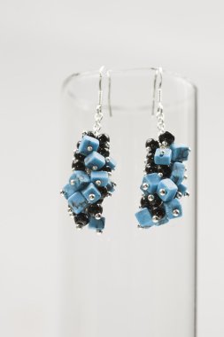 Turkuaz ve akik değerli taşlar gümüş küpe