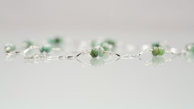 gümüş küpe ve kolye ile Zümrüt Taşlar