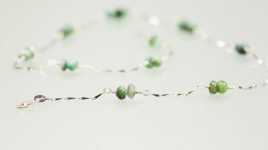 gümüş küpe ve kolye ile Zümrüt Taşlar