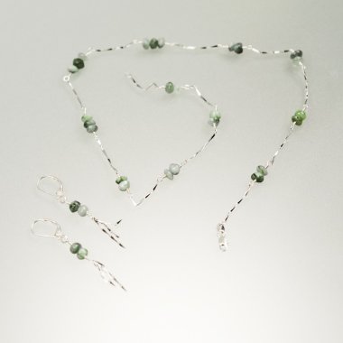 gümüş küpe ve kolye ile Zümrüt Taşlar