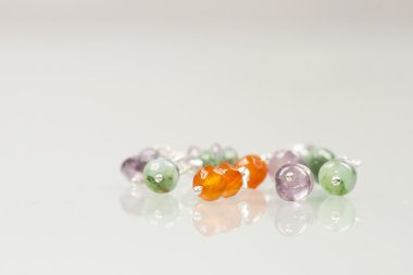 Ametist, akik ve Zümrüt Taşlar ile gümüş kolye