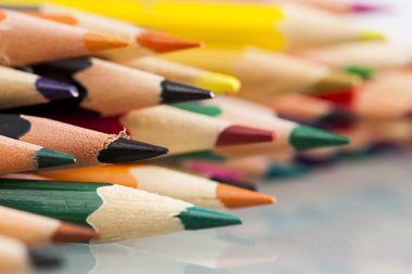 keskin renkli kalemler grubu