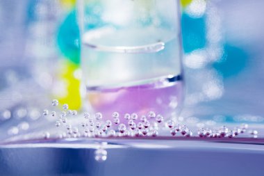 bubbles ve iç renkli jöle ile su altı tüpleri topları
