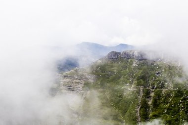 Romanya Güney Karpatlar çok sisli bir günde bir parçası