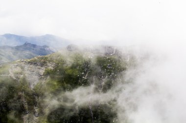 Romanya Güney Karpatlar çok sisli bir günde bir parçası