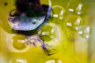 yağ, su ve mürekkep renkli kompozisyonu